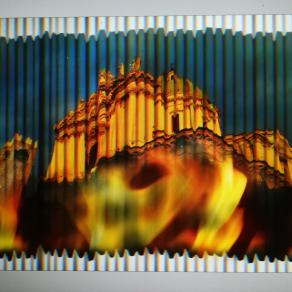 Brucia la casa dei signori. Non del Signore. 