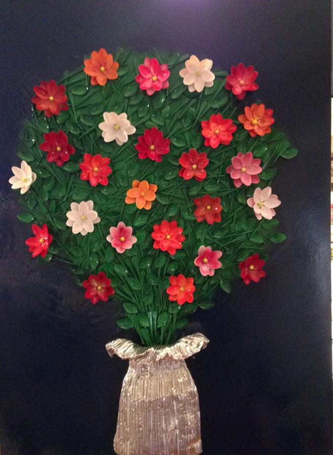 composizioni di fiori realizzati con cucchiaini in plastica