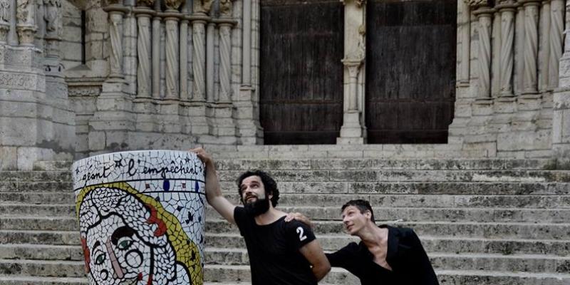 Matlakas’ dance-Interaction with my big vase, in Chartres… Matlakas’ dance-Interaction with my big vase, in Chartres…