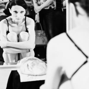 IO SOTTRAGGO.   LA TRIANGOLAZIONE CIBO-CORPO-PESO Performance sull’ossessione anoressico-bulimica  di Giovanna Lacedra