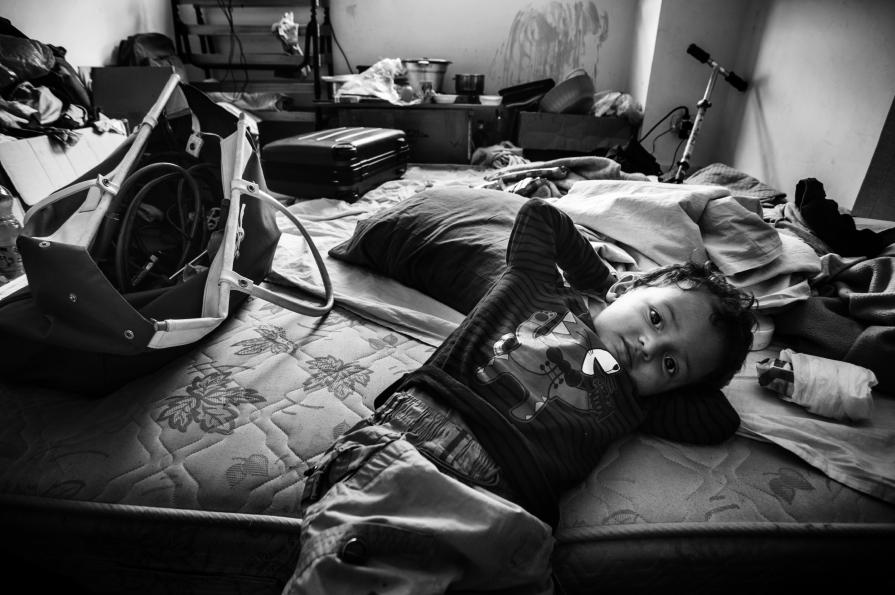 Ethan gioca con la macchina fotografica nella nuova sistemazione della famiglia di Luca