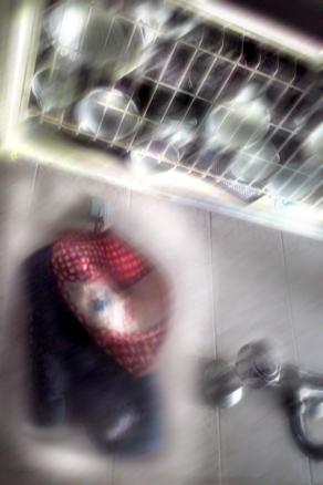 c'è folla che di guarda sul lavandino.ma chi ascolta il tuo dolore...