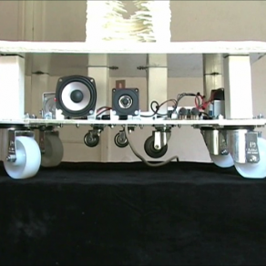 UOMINI IN CIMA AD UNA SPINA DORSALE, CAMMINANO SU UNA PIAZZA