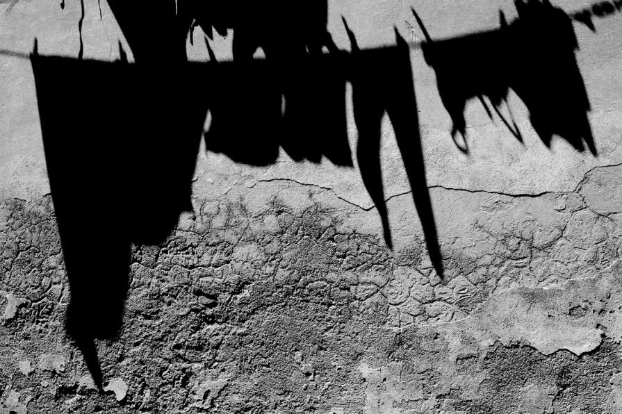 Il sole asciuga la vita che scorre 