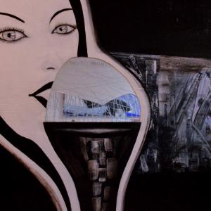 Donna con gelato di specchio, foto da altra angolatura