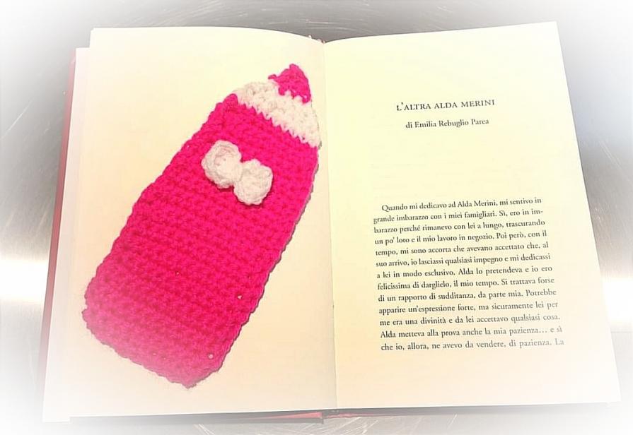 Segnalibro all'uncinetto con il libro della mia amica per sempre Emilia Rebuglio...(◍•ᴗ•◍)❤