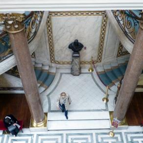 Decendez à gauche...