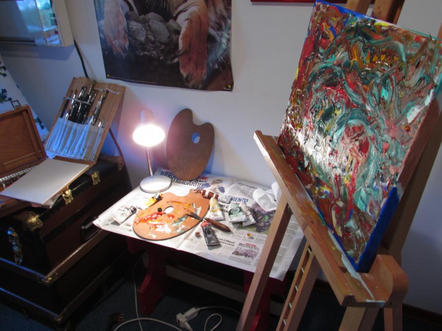 L'atelier in Calabria col dipinto "Il Vecchio Saggio"