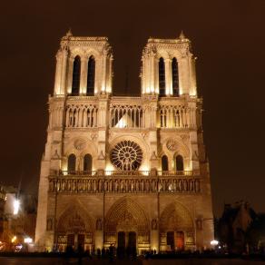 Face à Notre Dame de Paris