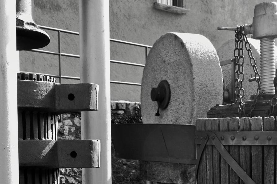 4-Vecchie macchine da frantoio (Lago di Como)  4-Old oil mill machinery (Lake Como)