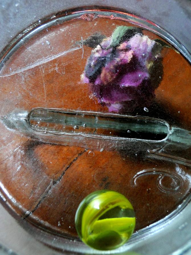 Natura morta con biglia gialla