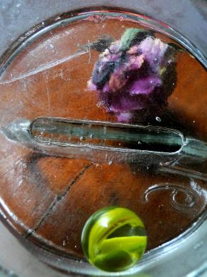 Natura morta con biglia gialla