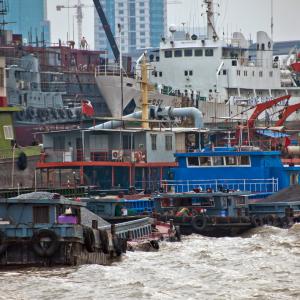 China. Shanghai. Contrasti tra nuovo e antico 1/2