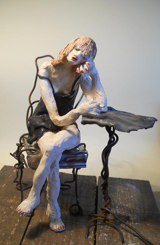 sola al tavolo nella baracca