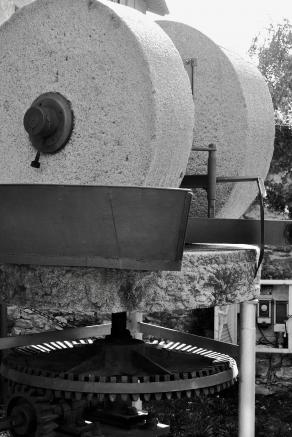 1-Vecchie macchine da frantoio (Lago di Como)  1- Old oil mill machinery (Lake Como)