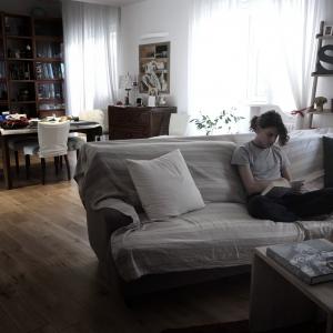 A televisore spento. A televisore spento.