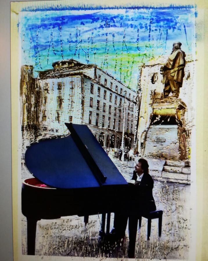 Suonatore di piazza a Parma.