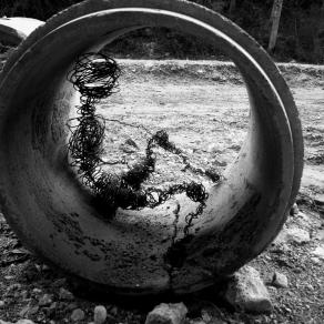 Fragile dentro la sezione di un tubo di cemento destinato al passaggio del gas, situato sul letto di