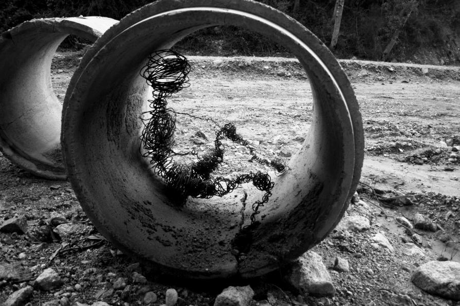 Fragile dentro la sezione di un tubo di cemento destinato al passaggio del gas, situato sul letto di