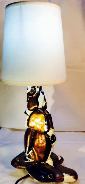 Pàjaros, 2013, cm 14x10x37, diametro paralume cm 15, acrilico e smalto su sassi, lampada da tavolo, pezzo unico.